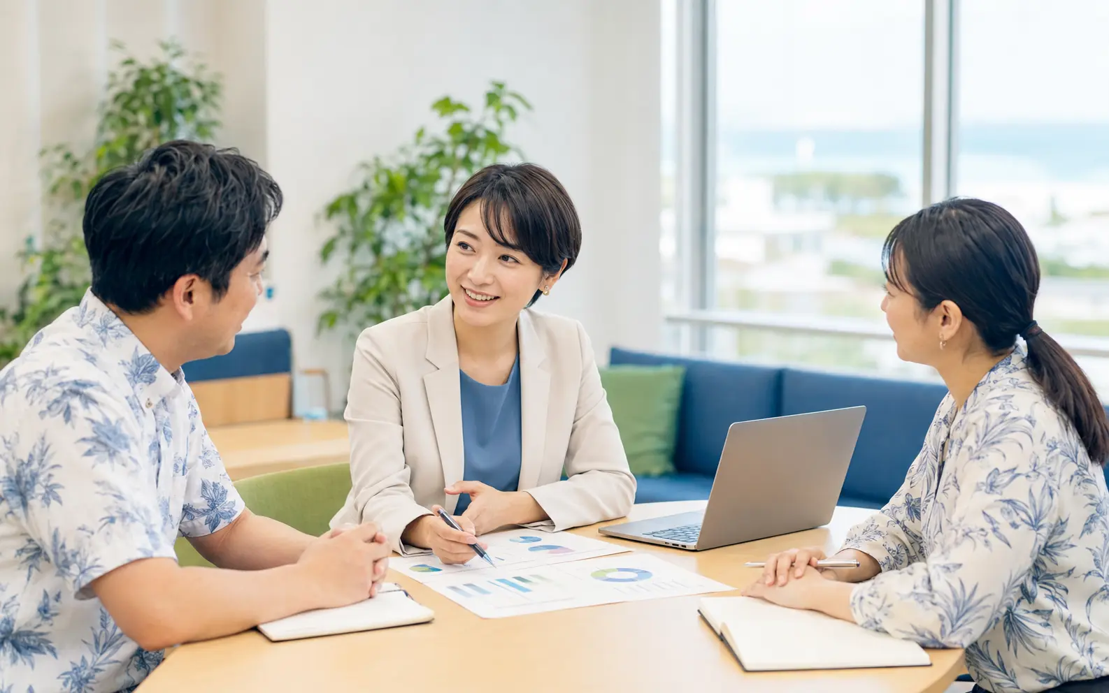 企業担当者と支援スタッフが相談する様子