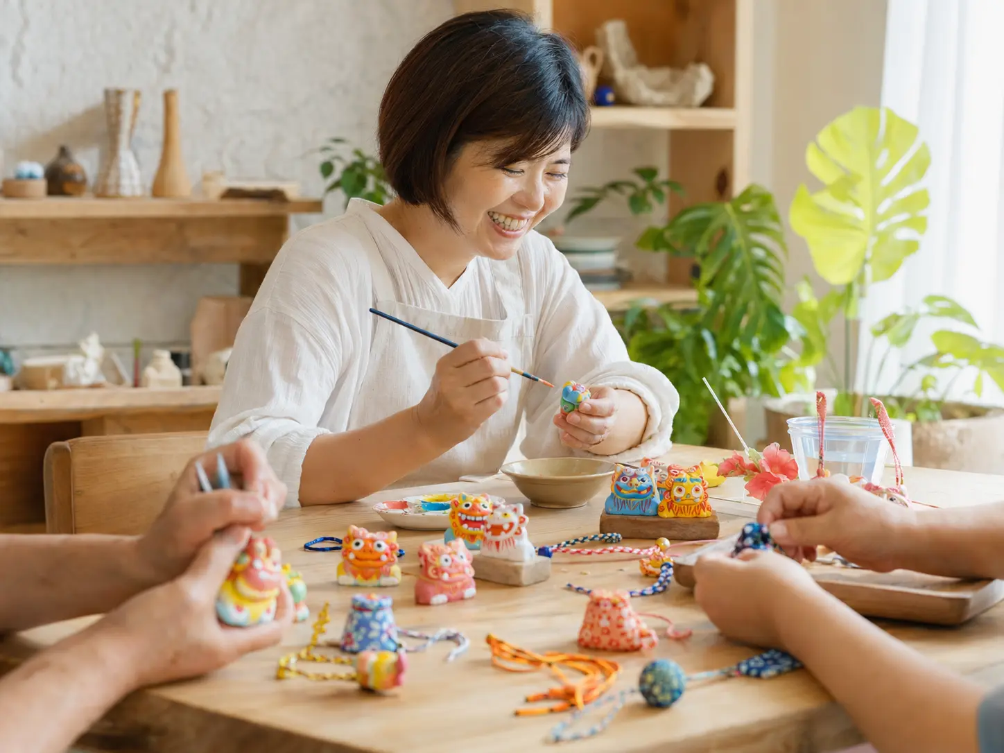 工芸品を制作する仕事の様子