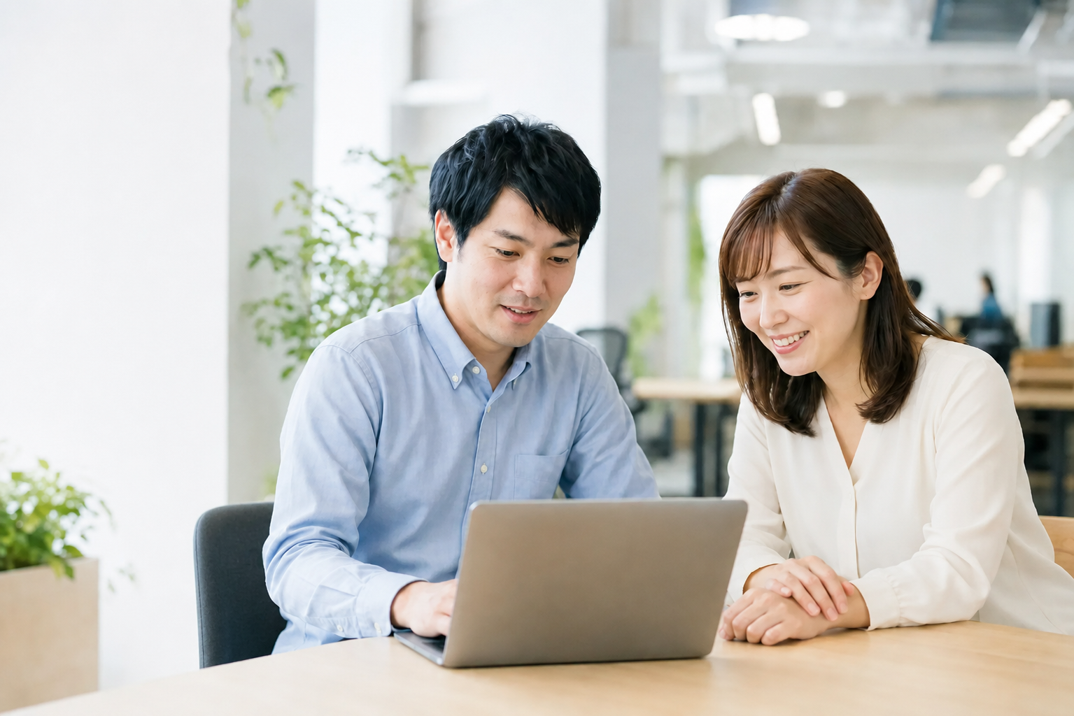スタッフと利用者がパソコンで仕事をする様子